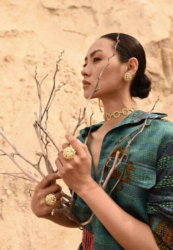 Nikko Blue Brooch 18k goldplated gebaseerd op de prachtige hortensia wat een statement! - Afbeelding 2