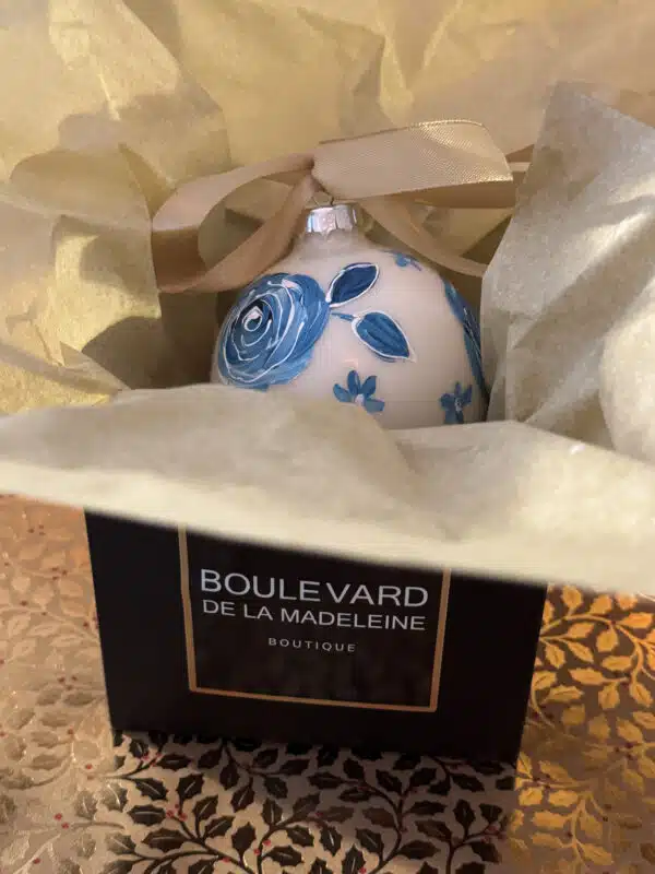 Kerstbal, handbeschilderd in blauw en wit tinten, wat een leuk cadeau! - Afbeelding 2